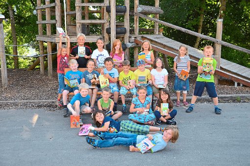 Freuen sich über eine tolle Auswahl an Büchern: Schüler der ersten und zweiten Klasse  der Grundschule Weilersbach  Foto: Disch Foto: Schwarzwälder-Bote