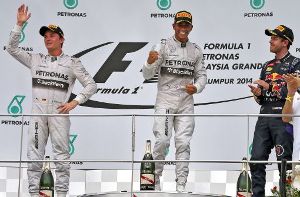 Lewis Hamilton (Mitte) feiert mit Nico Rosberg (links) und Sebastian Vettel. Foto: dpa