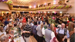 Ausgelassene Fasnetstimmung herrscht beim Hüfinger Zunftball in der mit über 400 Gästen voll besetzten Festhalle. Foto: Roland Sigwart