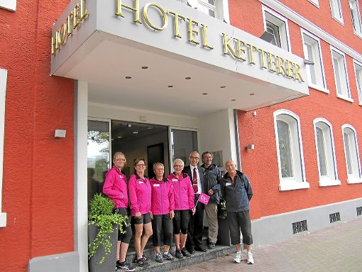 Oberbürgermeister Kubon begrüßt das Radler-Team im Hotel Ketterer in Villingen. Foto: Schöberl Foto: Schwarzwälder-Bote