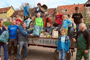 Rund 90 Gechinger Bürger reinigten die Gemarkung von unachtsam weggeworfenem Müll.  Foto: Bausch Foto: Schwarzwälder-Bote