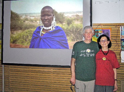 Beeindruckende Bilder aus Afrika präsentieren Ute und Klaus Ummenhofer den zahlreichen Besuchern in der Aula der Gemeinschaftsschule Mönchweiler.   Foto: Weiß Foto: Schwarzwälder-Bote