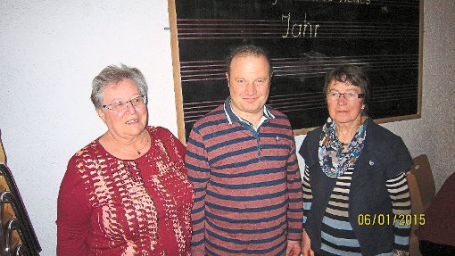 Die Vorsitzende Ruth Amann ehrt Thomas und Gertrud Flaig für 25 Jahre Vereinsmitgliedschaft. Foto: Leinemann Foto: Schwarzwälder-Bote