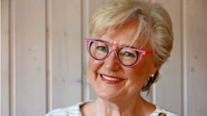 Villingerin Margot Schaumann wird 75: Sie strahlt mit ihrer Brille um die Wette