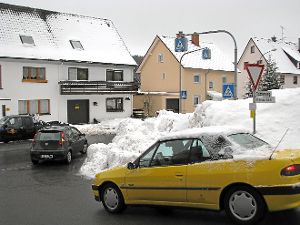 Ein riesiger Schneehaufen verhindert derzeit die freie Sicht beim Abbiegen von der Odenwaldstraße in die B 500 in Schönwald. Foto: Liebau Foto: Schwarzwälder-Bote