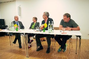 Matthias Kreplin (von links), Ruth Scholz, Moderator Herbert Kumpf und Ralf Berger überlegten gemeinsam, wie die Kirchen ihre Zukunft gestalten sollten.  Foto: Reinhard
