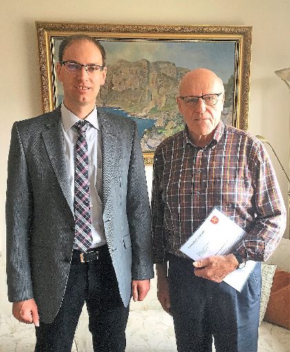 Elmar Österreicher (rechts) wurde  nach 23 Jahren als Vorsitzender des Gutachterausschusses von Bürgermeister Torben Dorn verabschiedet. Foto: Preuß Foto: Schwarzwälder-Bote