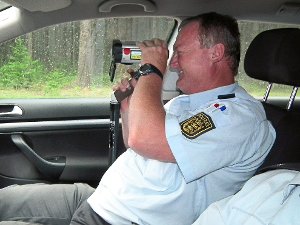 Per Hand-Lasergerät misst die Polizei das Tempo von herannahenden Fahrzeugen. Foto: Stocker