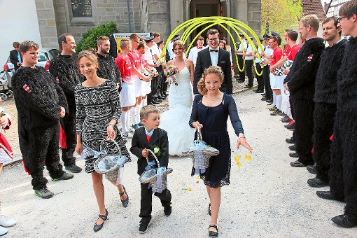 Gleich mehrere Gruppen bildeten bei der Hochzeit von Madita und Michael Seele in Baisingen ein Spalier.  Foto: Feinler Foto: Schwarzwälder-Bote