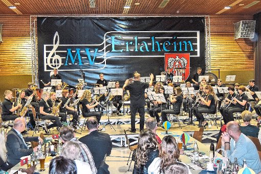 Die Jugendkapelle Binsdorf unter Dirigent Thomas Michelfeit gibt für das Konzert den Auftakt. In ihr spielen auch junge Musiker aus Erlaheim mit. Foto: Meschkan Foto: Schwarzwälder-Bote