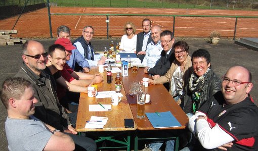 Die Mitgliederversammlung des TC Schenkenzell auf dem Tennisgelände Fotos: Schoch Foto: Schwarzwälder-Bote
