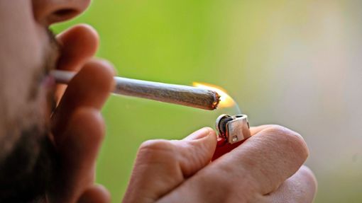 Einen Joint rauchen, das wird in Deutschland für Erwachsene nun bald legal. Foto: dpa/Hannes P Albert