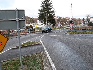 Ein echter Test für Stoßdämpfer ist die Überquerung des Bahngeleise in der Salinenstraße.  Foto: Kost Foto: Schwarzwälder-Bote