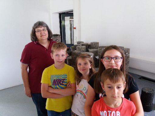Schüler der Mint-AG der Römerschule besuchen das Institut für Materialprüfung Dr. Schellenberg. Foto: Schule Foto: Schwarzwälder-Bote