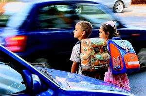 Viele Eltern fahren ihre Kinder bis kurz vors Schultor. Das hohe Verkehrsaufkommen birgt Gefahren für die Kinder. Foto: dpa