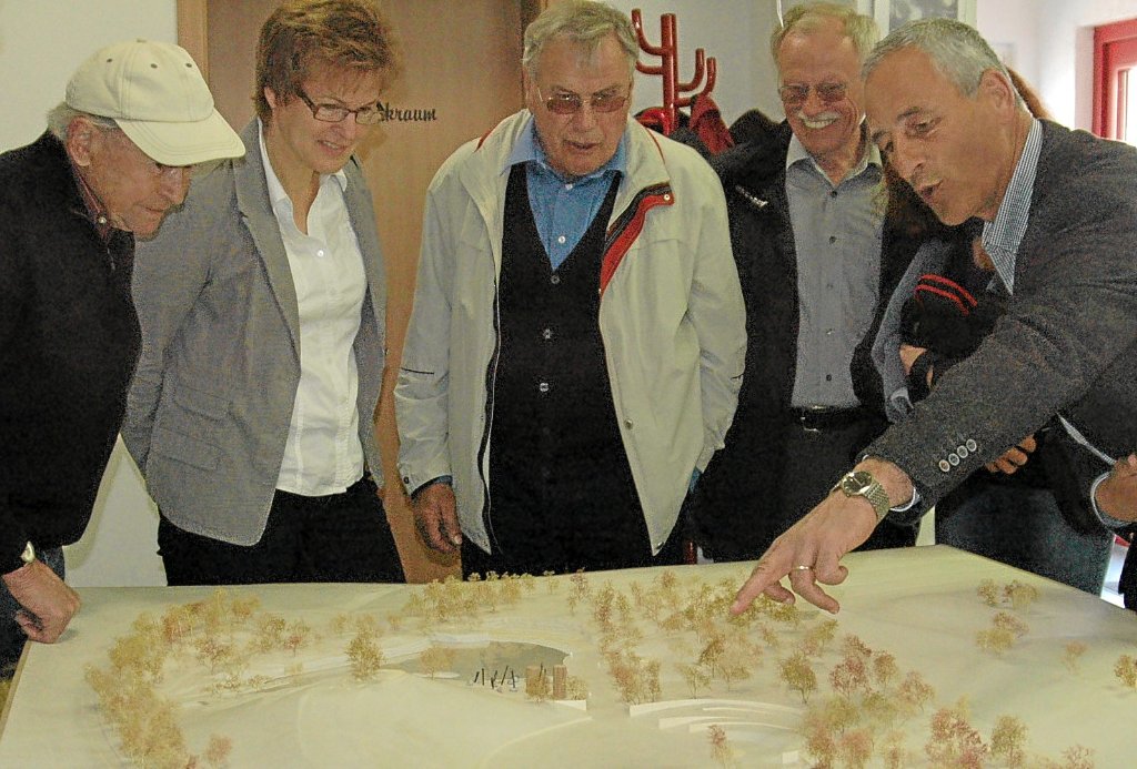Viele Träume in ein Modell gegossen: Bürgermeister Anton Müller (rechts) erklärt, was es auf dem zehn Hektar großen Areal alles geben wird. Foto: Ungureanu