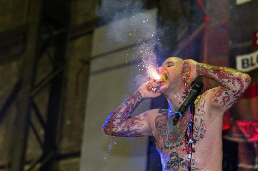 Der Künstler Lord Insanity’s Freakshow lässt auf der Messe Feuerwerkskörper in seinem Mund explodieren.  Foto: De La Vega