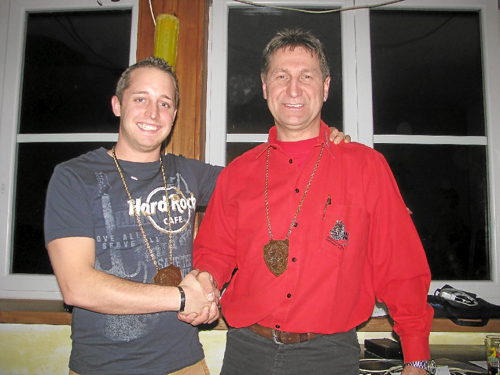 Dustin Ries (links) wurde für elf aktive Jahre bei den Simsegräbsler von Vorstand Hans-Peter Singler ausgezeichnet. Fotos: Störr