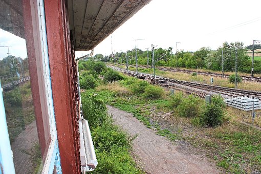Ein Blick aus dem Stellwerk 2, gegenüber des Neuen Bahnhofsgebäudes in Eutingen. Links neben den Gleisen soll der Railport entstehen, das Stellwerk soll erhalten bleiben. Foto: Feinler