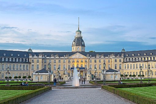 Herz der Stadt: das Schloss in Karlsruhe.  Foto: fotolia/foto50 Foto: Schwarzwälder-Bote