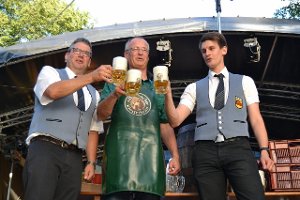 Am Samstag stoßen Musikvereinsvorsitzender Hans Gühring (links), Bürgermeister Gerd Hieber (Mitte) und Andre Amon nach dem Fassanstich an. Foto: Heidepriem