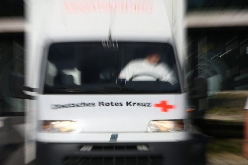 Häufig muss der Krankenwagen zwischen Albstadt und Balingen pendeln: Abteilungen, die eigentlich zusammengehören, sind zwischen den beiden Klinik-Standorten verteilt. Archiv-Foto: Maier Foto: Maier