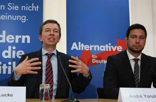 AfD-Chef Bernd Lucke (links) mit seinem Kandidaten für den Posten des Generalsekretärs, André Yorulmaz Foto: dpa