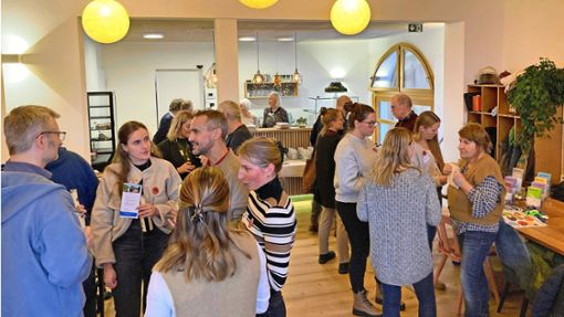 Bei „Eye-Level“ konnten Menschen mit Behinderung im Café in der alten Feuerwehr in Stammheim mit entsprechenden Anbietern ins Gespräch kommen. Foto: Felix Biermayer