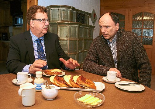 Zu einem Arbeitsfrühstück trafen sich in Göttelfingen der Parlamentarische Staatssekretär Hans-Joachim Fuchtel (links) und der neue Vorsitzende des CDU-Gemeindeverbandes Eutingen, Joachim Gölz.  Foto: k-w Foto: Schwarzwälder-Bote
