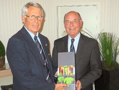Dieter Kaden (rechts), erhält von  Steffen Feuerstacke, Präsident des Lions Clubs Schwenningen, ein Präsent nach seinem Vortrag über Flugsicherung.  Foto: Lions Club Foto: Schwarzwälder-Bote