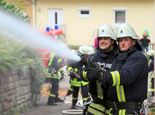Mehr als 100 Einsatzkräfte beteiligten sich an der Großübung der Haiterbacher Feuerwehr.  Foto: Priestersbach Foto: Schwarzwälder-Bote