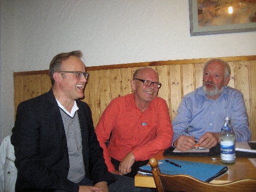 Politik muss nicht todernst sein, wie diese Foto von der kürzlichen SPD-Versammlung mit (von links) Karl-Rainer Kopf, Bernd Laages und Dieter Müller zeigt. Foto: Archiv: Gebauer
