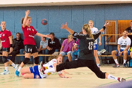 Den vierten Sieg peilen die Frauen des TV Weilstetten (weiße Trikots) gegen den TSV Betzingen an.  Foto: Deregowski Foto: Schwarzwälder-Bote