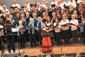 Mit Bizets Habanera aus der Oper Carmen sorgten die Sänger aus drei Chören zusammen mit der Sopranistin Deksuk Jeon-Raber für den Höhepunkt des Jubiläumskonzertes.  Fotos: Heinig Foto: Schwarzwälder-Bote