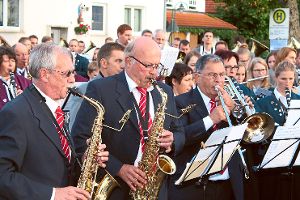 Beim ersten Teil der Stadtmusiktage war am Wochenende in Melchingen richtig viel los. Die Musikvereine marschierten im Sternenmarsch zum Platzkonzert.  Fotos: Pfister Foto: Schwarzwälder-Bote