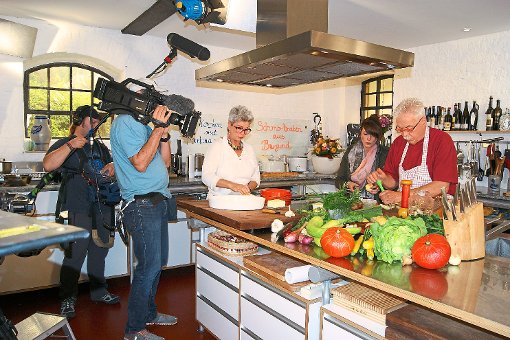 Das Kamerateam vom WDR in Hopfau bei den Dreharbeiten zur Kochsendung mit Martina und Moritz Foto: Vögele Foto: Schwarzwälder-Bote
