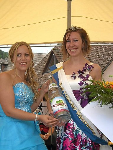 Silvia (links) reichte Krone und Zepter der Wasserkönigin weiter. Foto: Stocker