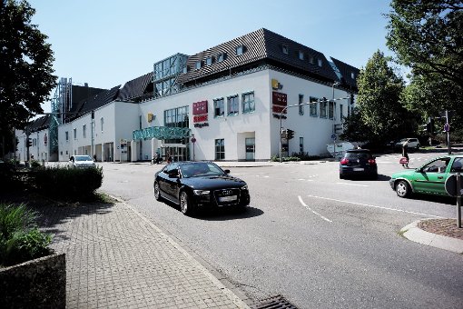 Autos rollen nahe dem CityCenter in Balingen  über die Kreuzung Wilhelmstraße/Am Spitaltörle – und genau so wird es auch in den nächsten Monaten sein. Der Bau des großen Kreisverkehrs, der hier entstehen soll, verzögert sich. Foto: Maier