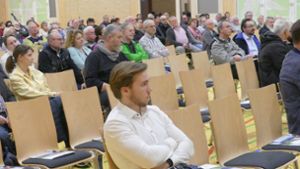 Am Mittwochabend informierten sich Höfener Bürger in der Enzauenhalle über den bevorstehenden Breitband-Ausbau in der Enztalgemeinde. Foto: Heinz Ziegelbauer