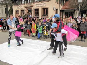 Beim Eiskunstlauf legten die Mannschaften der Narren und des Rathauses (linkes Bild rechts) einen tollen Tanz aufs Eis. Foto: Wölfle