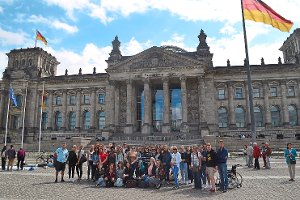 Die beiden Klassen 2 BFPE 2/2 und 2 BFP der Luise-Büchner-Schule Freudenstadt vor dem Reichstag in Berlin Foto: Schule Foto: Schwarzwälder-Bote