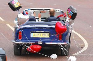 Nach der Hochzeit vor vier Jahren sind die Frischvermählten William und Kate in einem blauen Aston Martin Coupe davongebraust. Während die Nation auf das zweite Royal Baby wartet, fährt Kate kurz vor der Geburt noch Auto. Foto: dpa