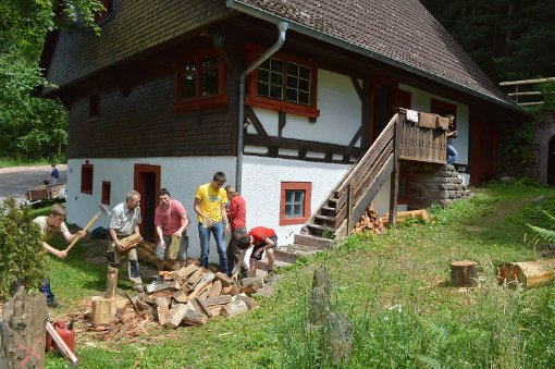 Auch Holzhacken für den nächsten Winter gehört zu den Arbeiten am Freizeitheim Loch 8 dazu. Foto: Herzog Foto: Schwarzwälder-Bote