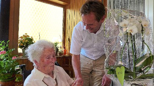 Calws Oberbürgermeister Ralf Eggert brachte Anna Grossmann unter anderem eine Orchidee mit.  Foto: Stöß Foto: Schwarzwälder-Bote