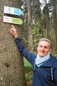 Projektleiter Olaf Späth zeigt auf eines der rund 40 Schilder  auf dem Weißtannen-Erlebnispfad. Fotos: Krokauer Foto: Schwarzwälder-Bote