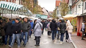 Trotz Regen und Wind kamen einige Besucher zum Ostermontagsmarkt nach Dornstetten. Foto: Monika Schwarz
