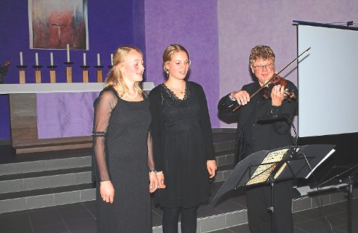 Clara und Theresa von Bibra (Gesang) sowie Gerd-Uwe Klein (Violine) von links. Foto: Fisel Foto: Schwarzwälder-Bote