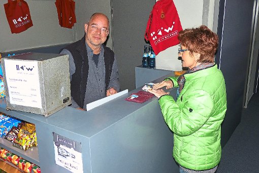 Joachim Wossidlo betreibt  das KiWi im Forum König-Karls-Bad, hier beim Verkauf von Eintrittskarten. Foto: Bechtle Foto: Schwarzwälder-Bote