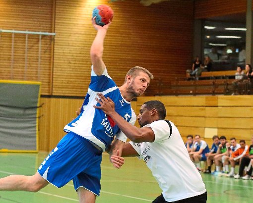 Ivan Paurevic erzielte vier Tore gegen die dritte Garnitur der Handballer aus dem Gäu. Foto:Priestersbach Foto: Schwarzwälder-Bote