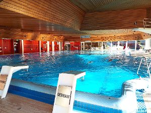 Erwachsene Schwimmer ziehen im Eyachbad ihre Bahnen - ungeachtet ihres Alters auch weiterhin zu gleichen Eintrittspreisen.  Foto: Schnurr